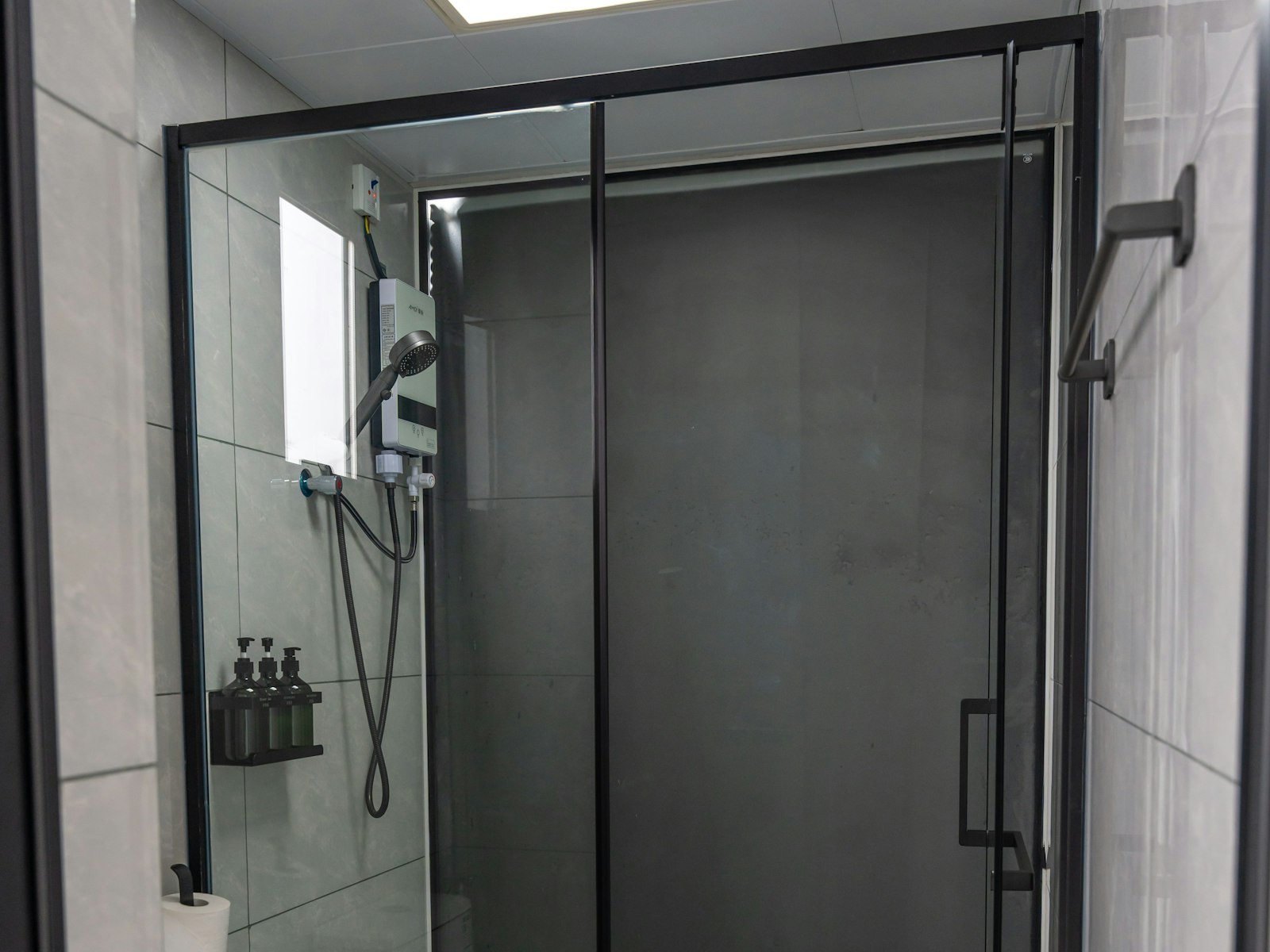 Elegance mat siyah sürgülü duşakabin, niş uygulaması